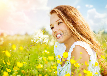 躺在绿草地上的草地上的美女
