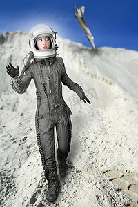 蓝色宇航员摄影照片_宇航员时尚站女人太空服头盔