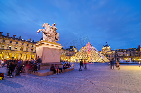 法国巴黎 — 2015 年 5 月 14 日：黄昏时分参观卢浮宫的游客