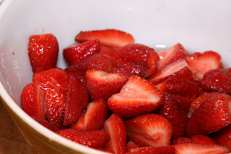 多汁的红草莓