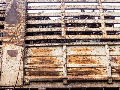 循环箱摄影照片_卡车旧钢箱中的废钢