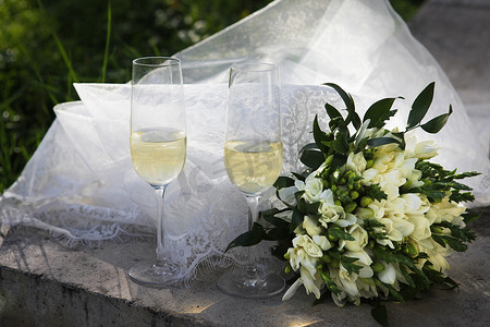 两杯香槟和新娘花束
