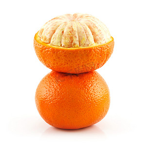 孤立在白色的成熟切片橘子水果