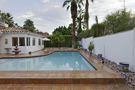 休闲图案摄影照片_带游泳池的房子外观
