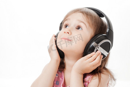小女孩听音乐