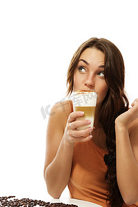 玛奇朵摄影照片_喝拿铁玛奇朵咖啡的年轻女子抬头看