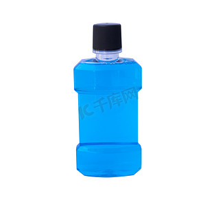 白色背景上分离的漱口水瓶蓝水