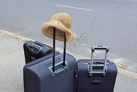 为预定的旅行、帽子和袋子准备好