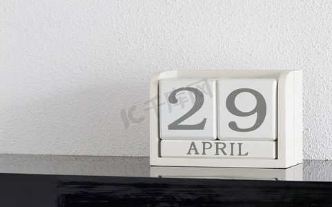 白色方块日历当前日期为 29 日和 4 月