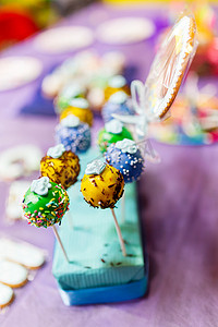 糕点宴会摄影照片_儿童生日派对上的糖果棒。