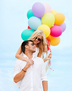 海边情侣摄影照片_海边拿着彩色气球的情侣