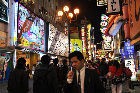 登月摄影照片_日本大阪 — 10 月 23 日：人们参观著名的道顿堀街