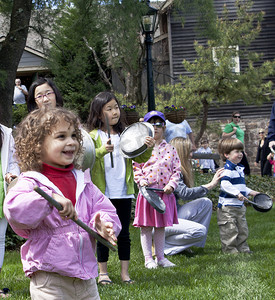 儿童乐队在当地草莓节上演奏