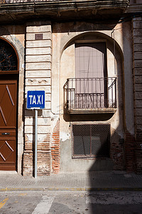 ui分界栏摄影照片_在老街道上的出租汽车标志