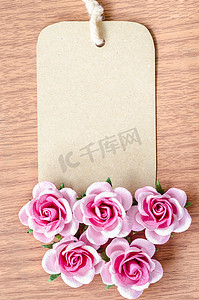 空白包装纸标签和玫瑰。