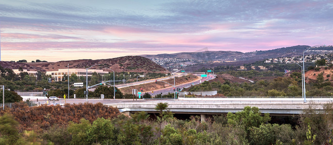 加利福尼亚州欧文市的高速公路，日落时分