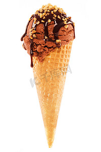 脆饼摄影照片_华夫蛋筒巧克力味冰淇淋，配巧克力酱和脆饼