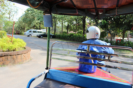 路上的柬埔寨嘟嘟车