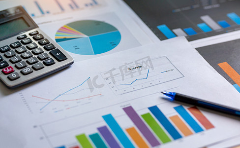 财务分析表数据与笔和计算器。