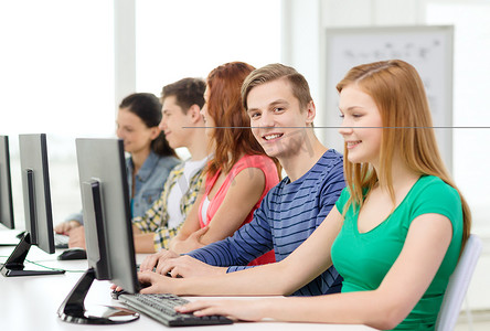 带着电脑在学校学习的微笑学生