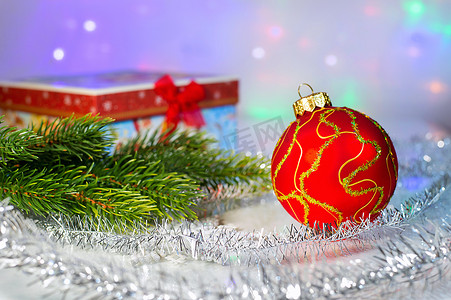红色圣诞球、杉枝和礼盒