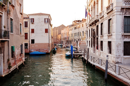 有小船的威尼斯运河
