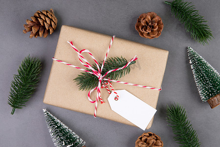 圣诞假期组合物，礼品盒有标签装饰，新年和圣诞节或周年纪念，礼物在水泥地板背景上有标签，在季节、顶视图或平躺，复制空间。