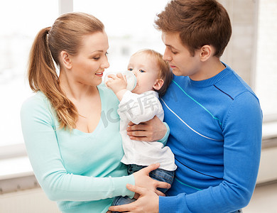 家庭和可爱的婴儿用奶瓶