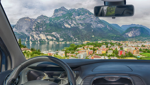 意大利加尔达湖 Riva del Garda 的汽车挡风玻璃视图
