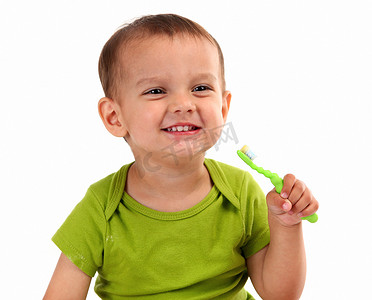 可爱的小男孩刷牙，孤立在白色