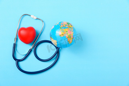 世界卫生日概念、听诊器、地球和红色心脏