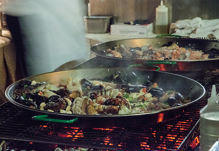 炒扇贝摄影照片_海鲜海鲜饭配虾、扇贝、龙虾和肌肉