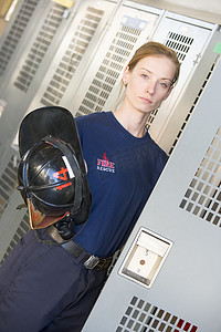 应急服务摄影照片_消防局更衣室里一名消防员的画像