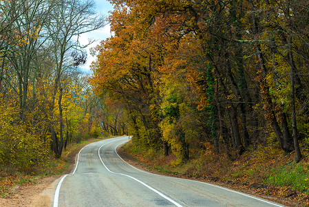 秋天的午后，山间汽车蜿蜒的道路