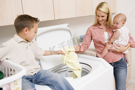 母亲和孩子洗衣服