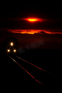 日落附近驶近的火车的风景