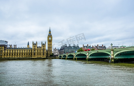 英国伦敦 2016 年 9 月 27 日泰晤士河对岸议会大厦的照片