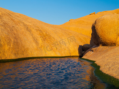 水盆摄影照片_非洲纳米比亚纳米布沙漠 Spitzkoppe 岩层中的小水盆