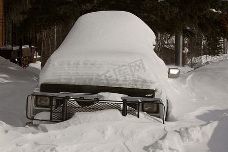 雪压摄影照片_积雪压在车上