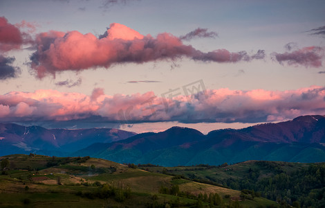 起源摄影照片_黎明粉红色天空下的山脊