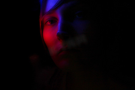各种灯光摄影照片_一个女孩在彩色灯光下的黑暗肖像