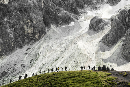马诺摄影照片_徒步旅行者小组，圣马蒂诺苍白 - 白云岩