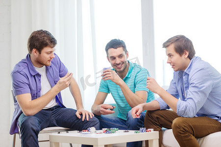 快乐的三个男性朋友在家打扑克