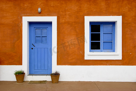 蓝色的窗户和门