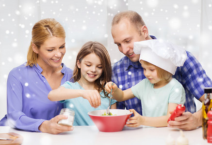 幸福的家庭，有两个孩子在家做沙拉