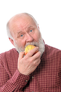 快乐的老人吃苹果，被白色隔离