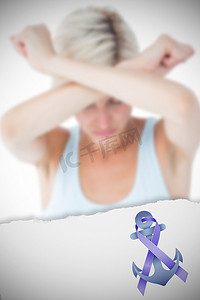 沉闷摄影照片_心烦意乱的女人将双臂抱在头前的合成图像