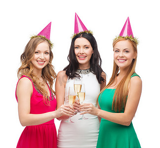三个戴着粉红色帽子、戴着香槟酒杯的女人