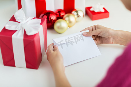 拿礼物的女人摄影照片_拿着信和礼物的女人的特写