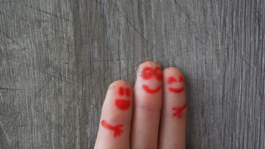 fingers摄影照片_Happy fingers.beautiful faces painted on the toes